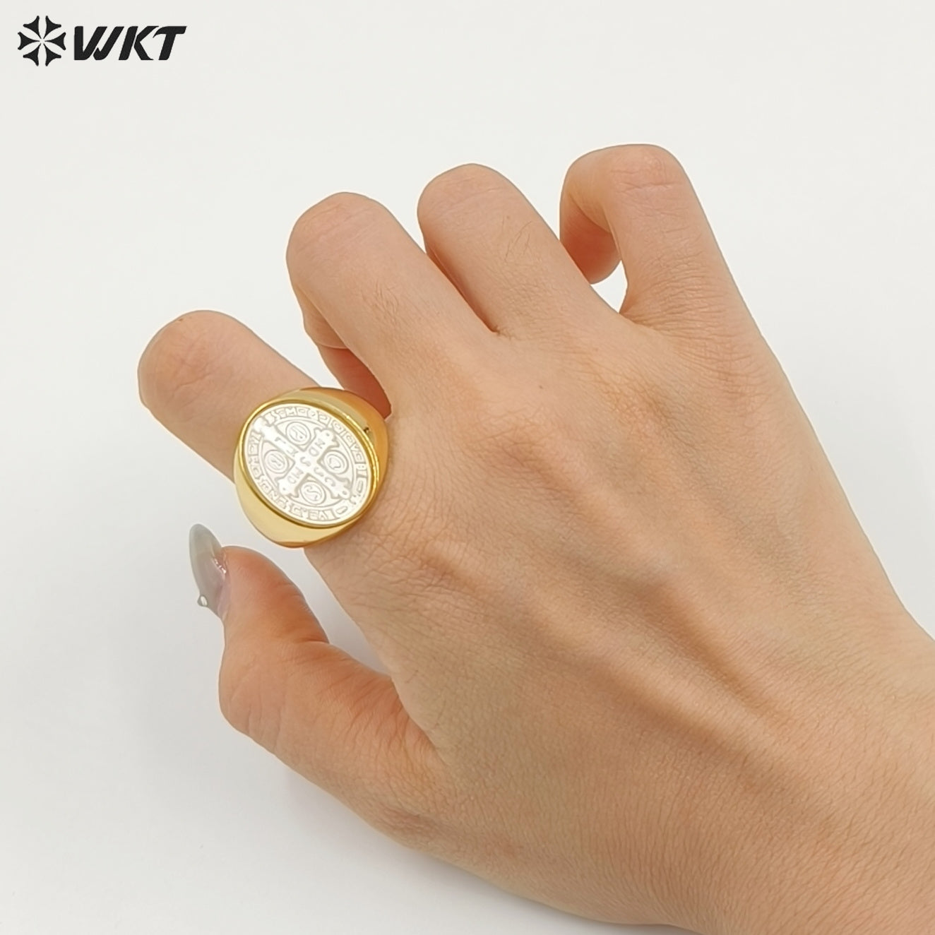 WT-MPR157 Good Quality Vintage Style 18K Gold Plated Cross And Eagle Pattern Adjustable Shell Rings For Party Wearing Jewelry