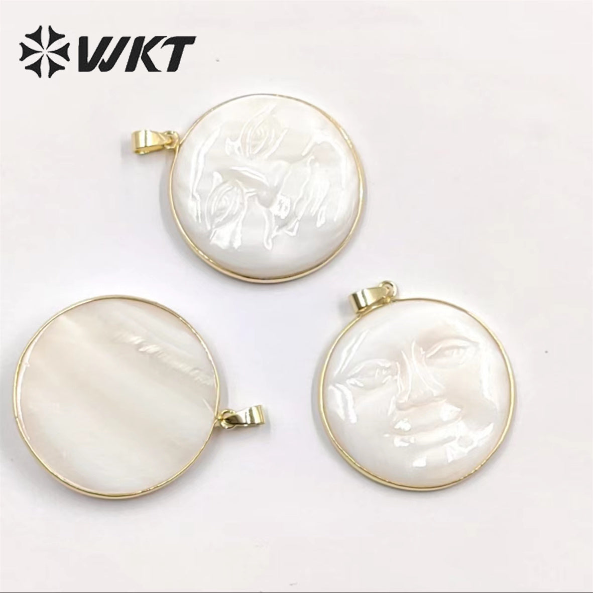 WT-JP334 Big Size 35MM Natural White Shell Sun Pendant Gold Bezel Unique Energy Hand Carved Smile Pendant for Necklace