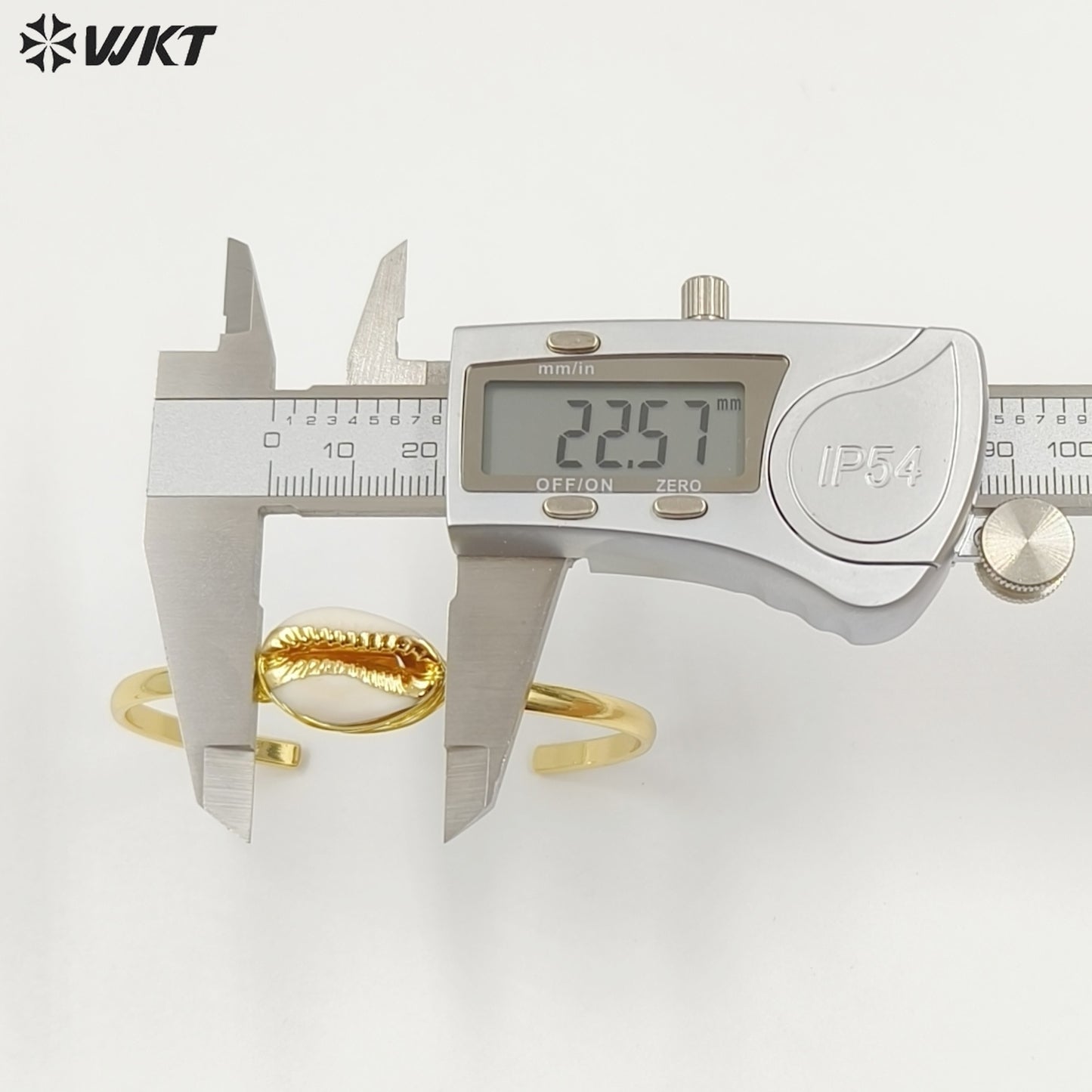 WT-B490 Hot-sale Natural Cowrie Bangle Wire Wrapped Bangle Gold Plated Bezel Women Fashion Charm Bracelet Jewelry