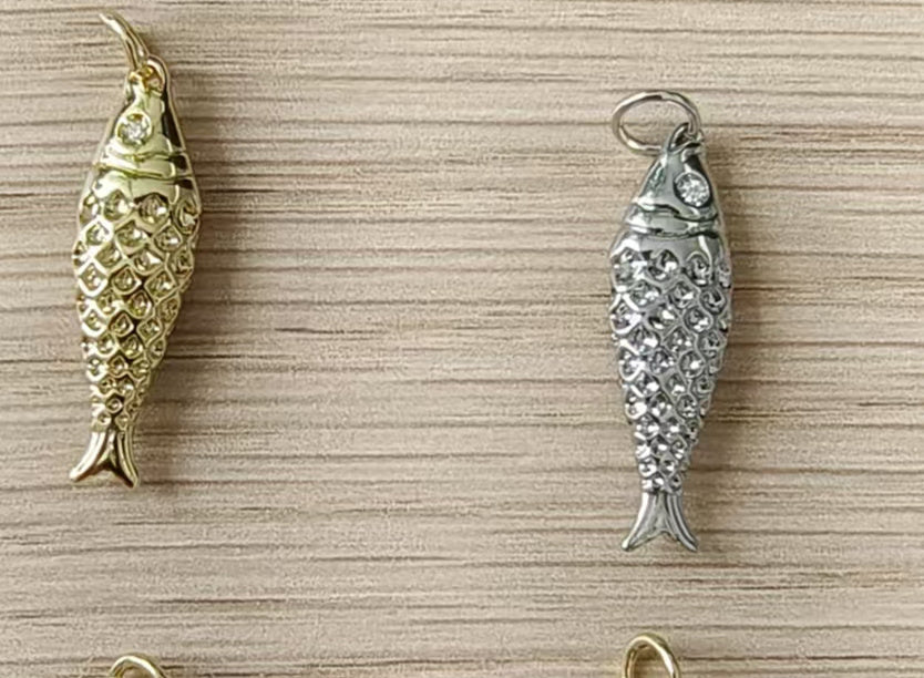 WT-MP322 High Quality Ocean Series Multi Designs Yellow Brass Gold Electroplated Metal Fish Shape Pendants As Jewelry Findings