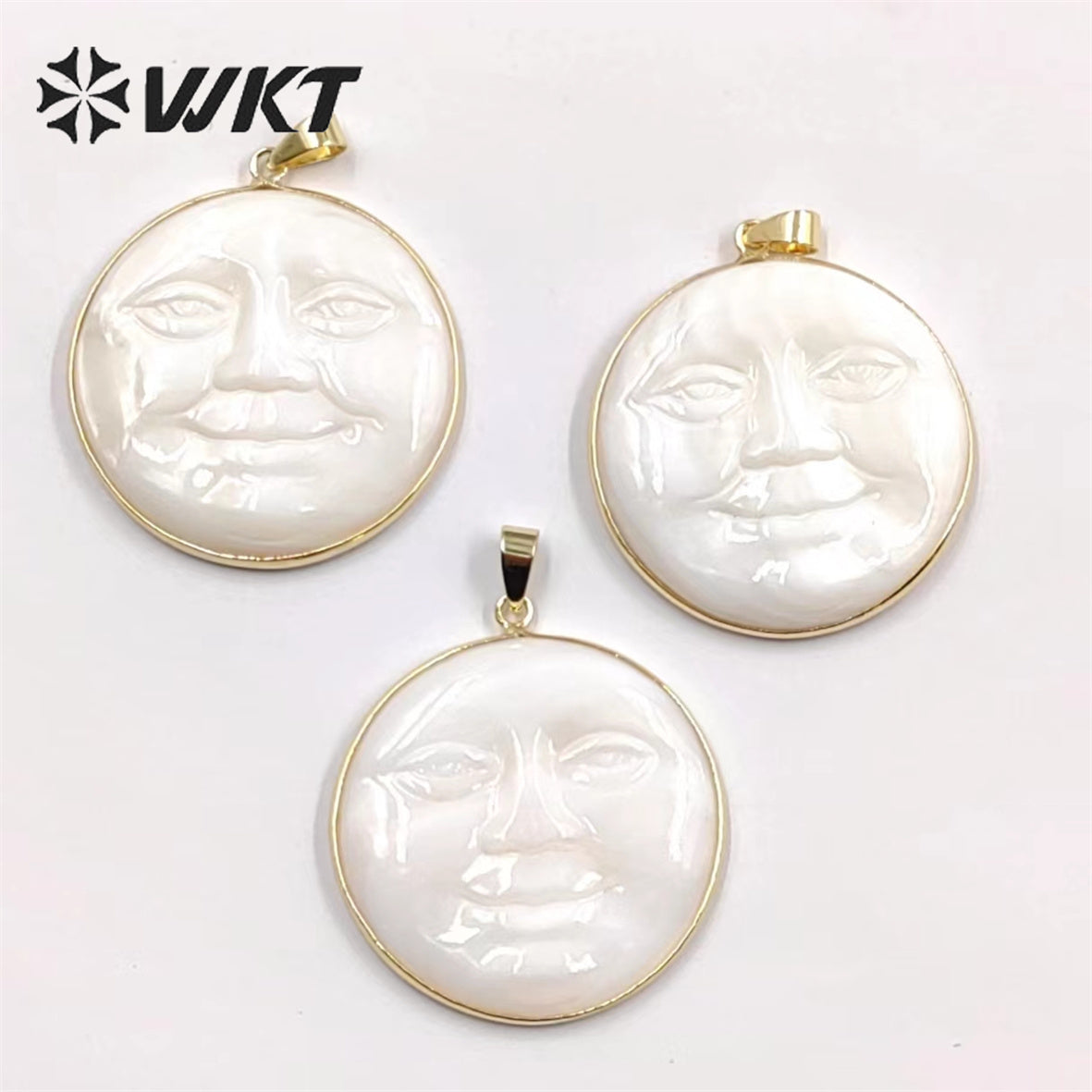 WT-JP334 Big Size 35MM Natural White Shell Sun Pendant Gold Bezel Unique Energy Hand Carved Smile Pendant for Necklace