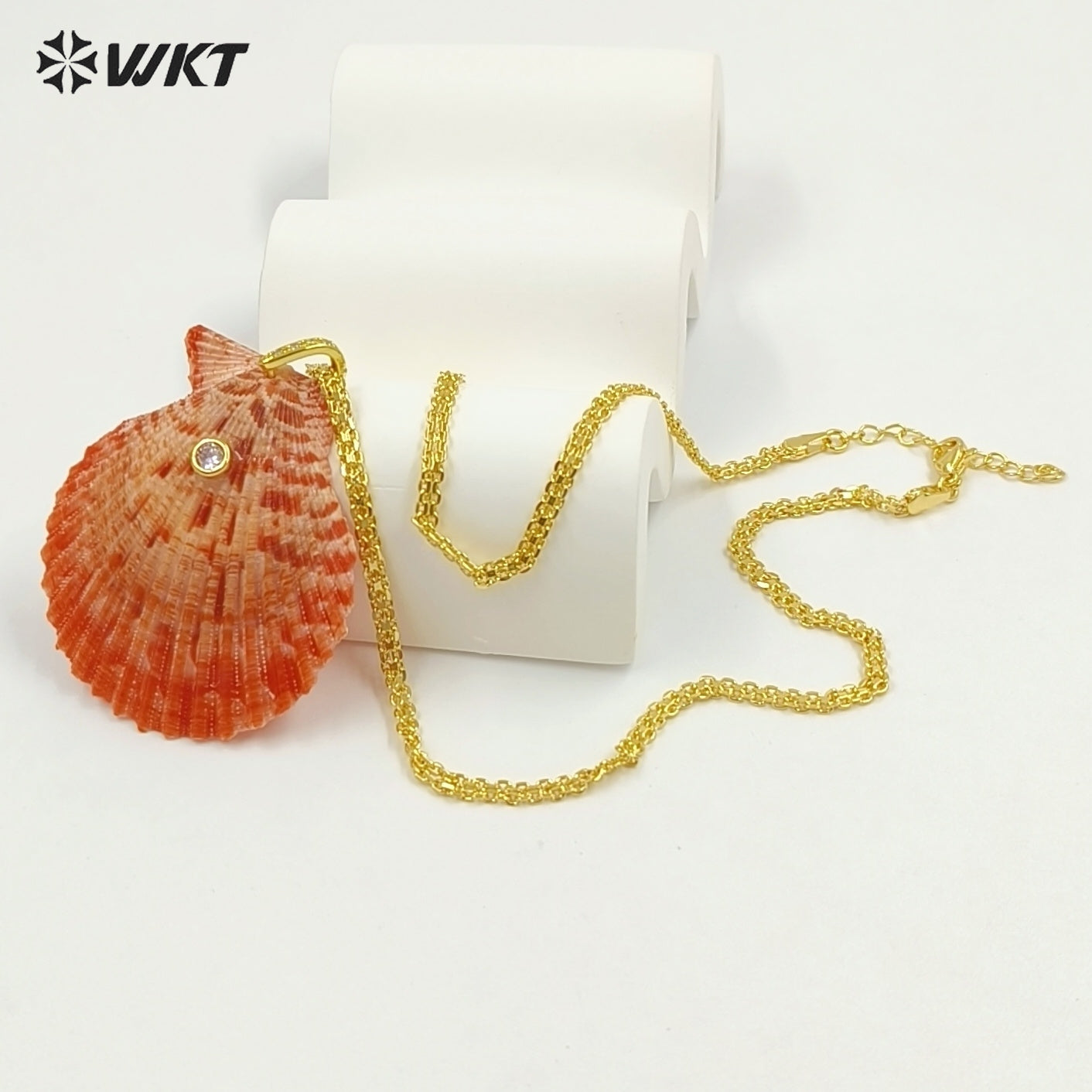 WT-JN396 Beautiful Popular Zircon And Natural Colors Scallop Shell Pendants Necklaces For Women Summer Beach Matching Accessory