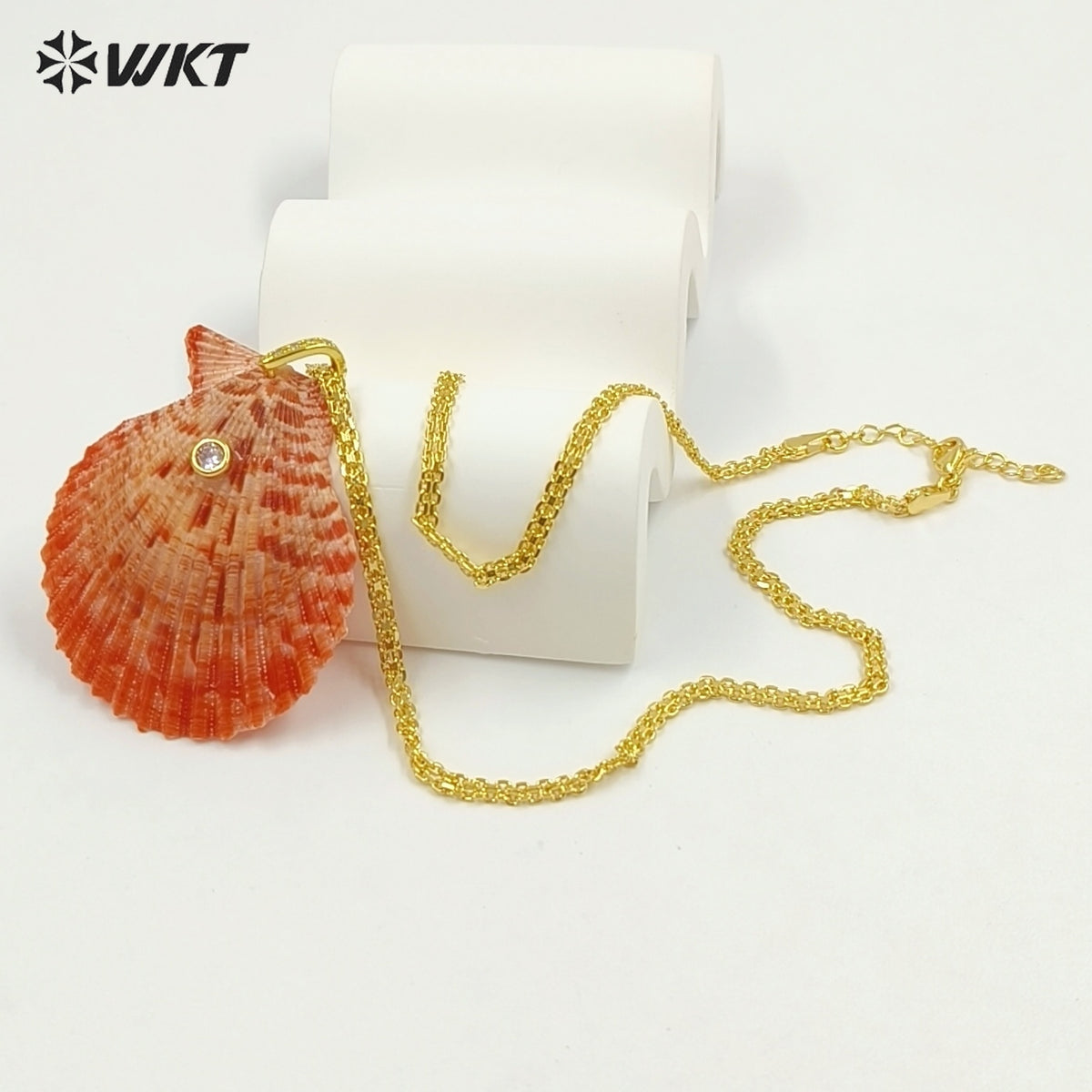 WT-JN396 Beautiful Popular Zircon And Natural Colors Scallop Shell Pendants Necklaces For Women Summer Beach Matching Accessory