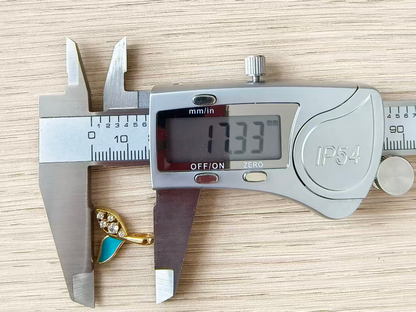 WT-MP325 Newest Lovely Gold Electroplated Ocean Series Yellow Brass And Zircon Fishtail Shape Little Pendants For Necklace DIY