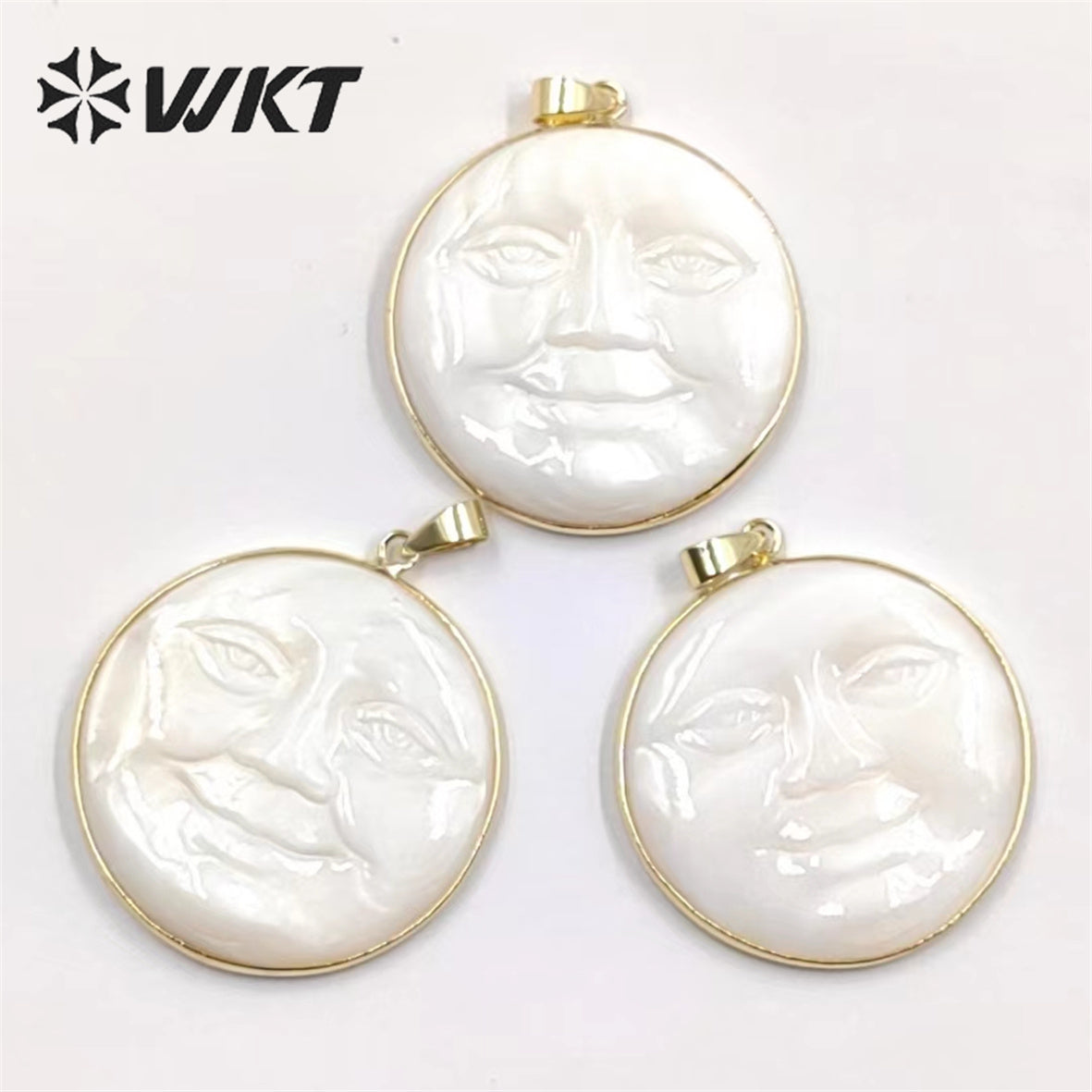 WT-JP334 Big Size 35MM Natural White Shell Sun Pendant Gold Bezel Unique Energy Hand Carved Smile Pendant for Necklace