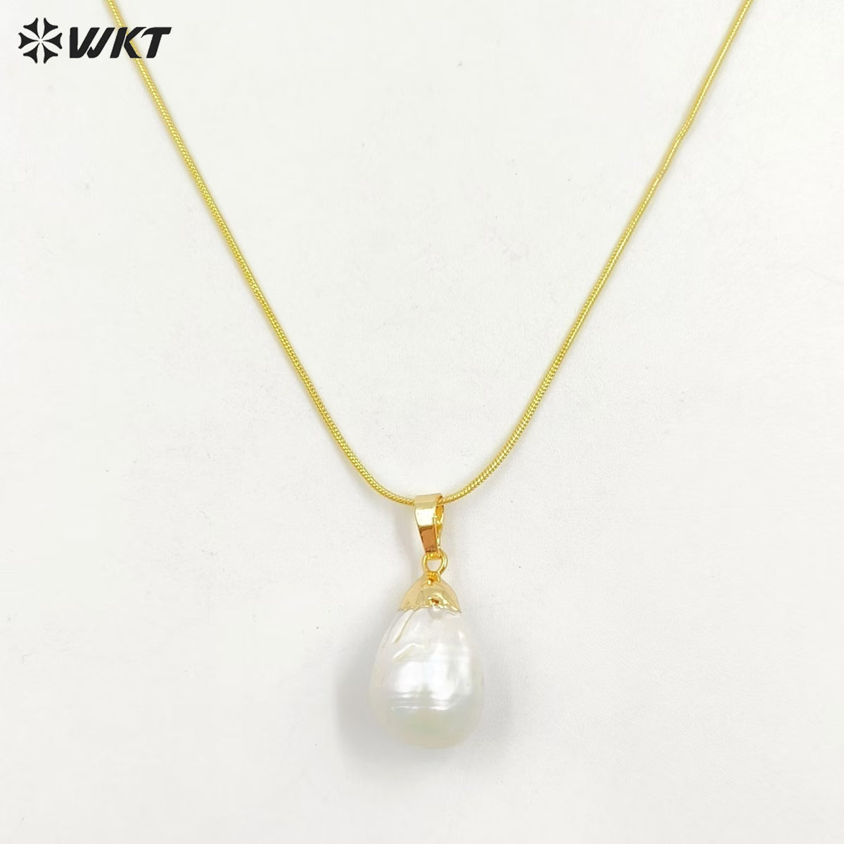 WT-N912 Elegant Natural Mother of Pearl Necklace , Charm 18k Real Gold Plated Cap Bail Pearl Necklace for Women