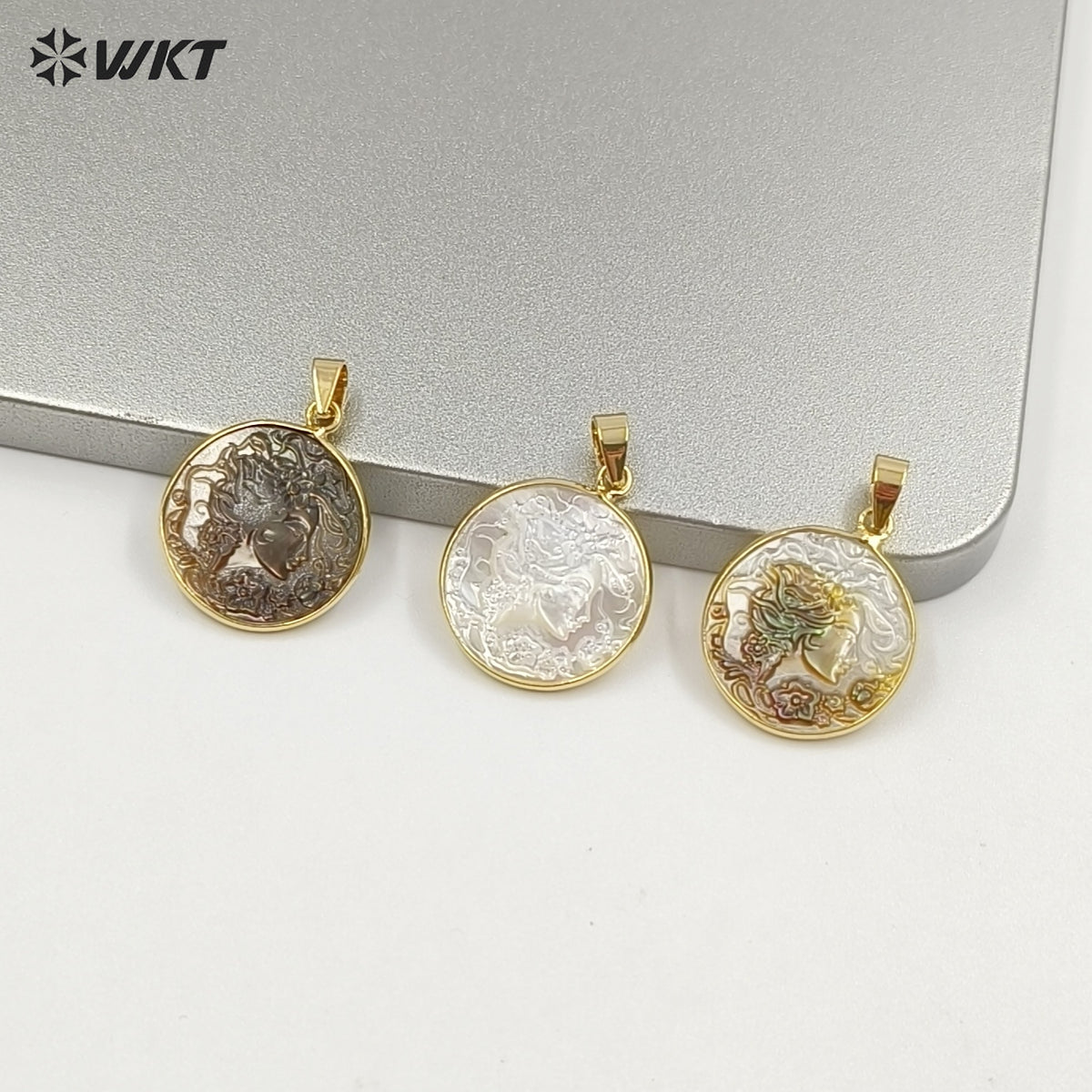 WT-JP418 Wholesale Fashion Gold Bezel Round Laser Carved Natural Shell Cameo Pendant for Necklace Design