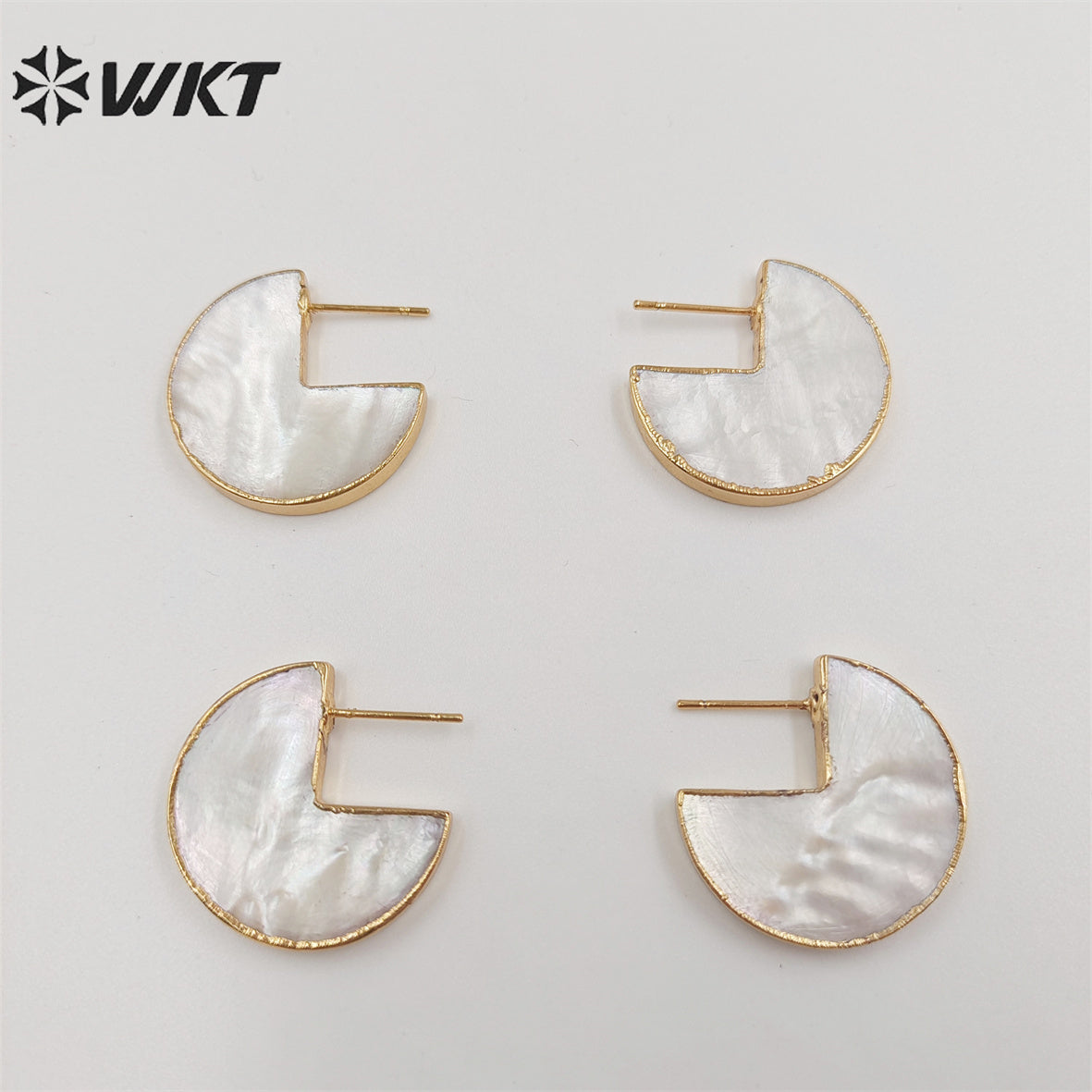 WT-MPE077 Wholesale Gold Plated Natural MOP Shell Earring Women Crescent Horn Earring for Wedling or Office Style Earrings
