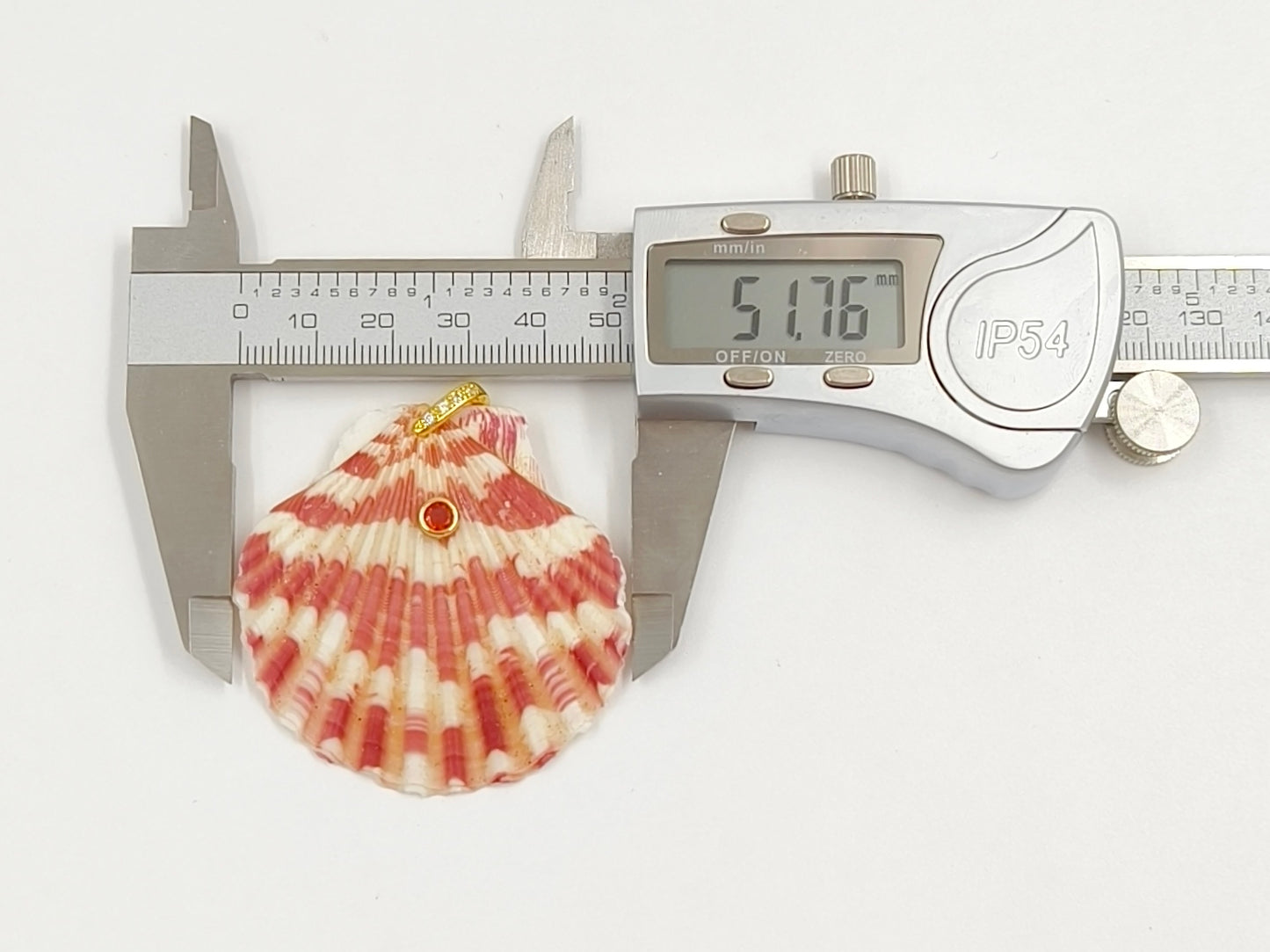 WT-JP504 Newest Items Wholesale Zircon And Natural Colors Scallop Shell Pendants For Friends Party Present Jewelry Making
