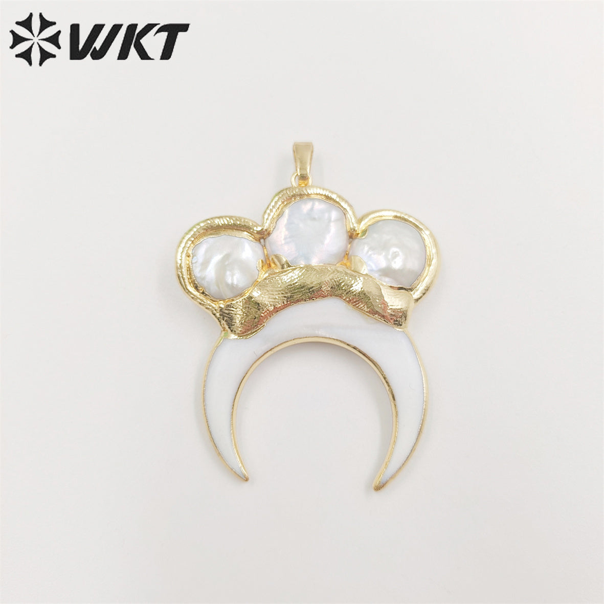 WT-MP254 Wholesale Fashion White Shell Crescent Horn Pendant with Triple Pearl Charm 18k Real Gold Plated Moon Pendant