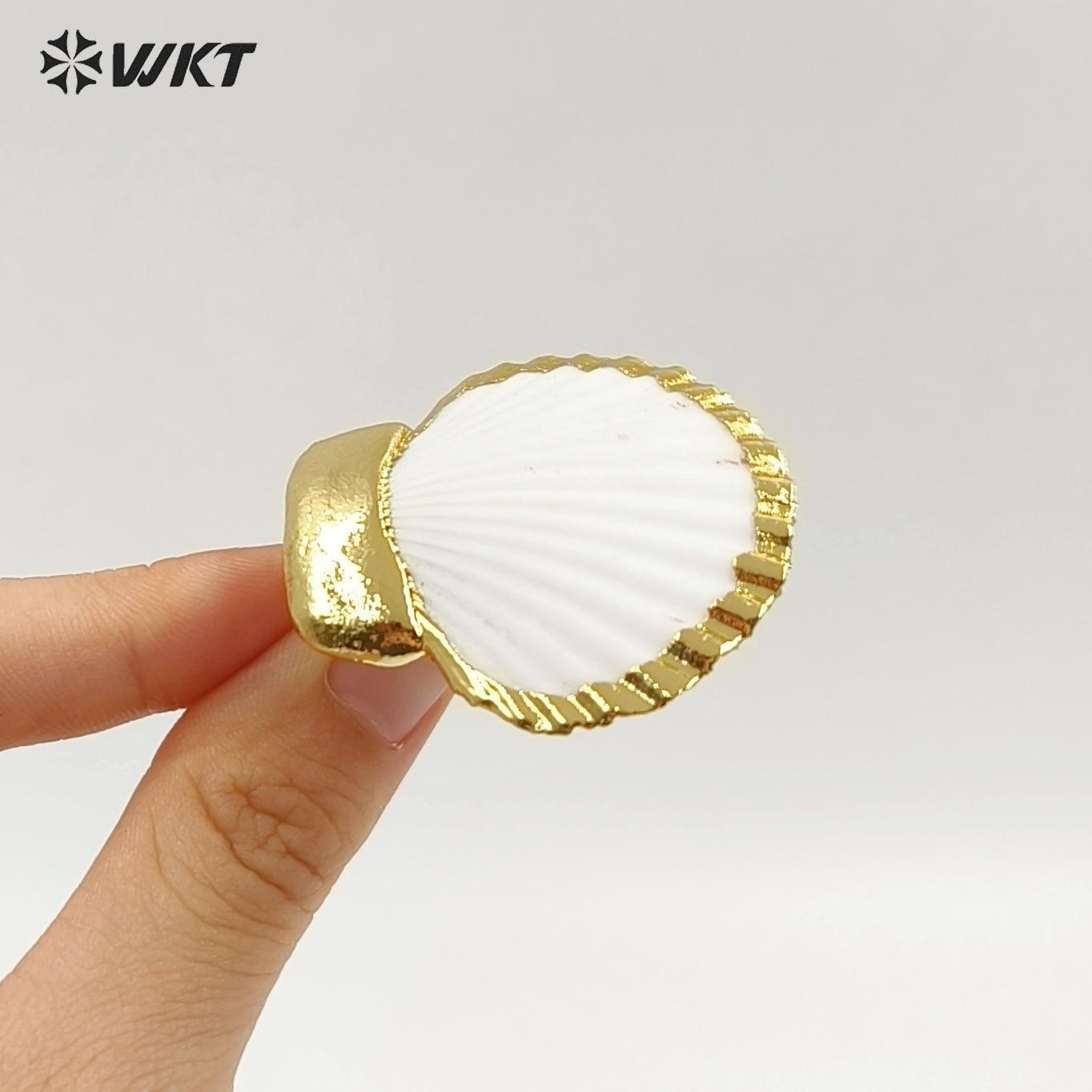 WT-MPE187 High Quality Trendy Gold Electroplated Natural Scallop Shell Earrings For Women Beach Vacation Matching Jewelry
