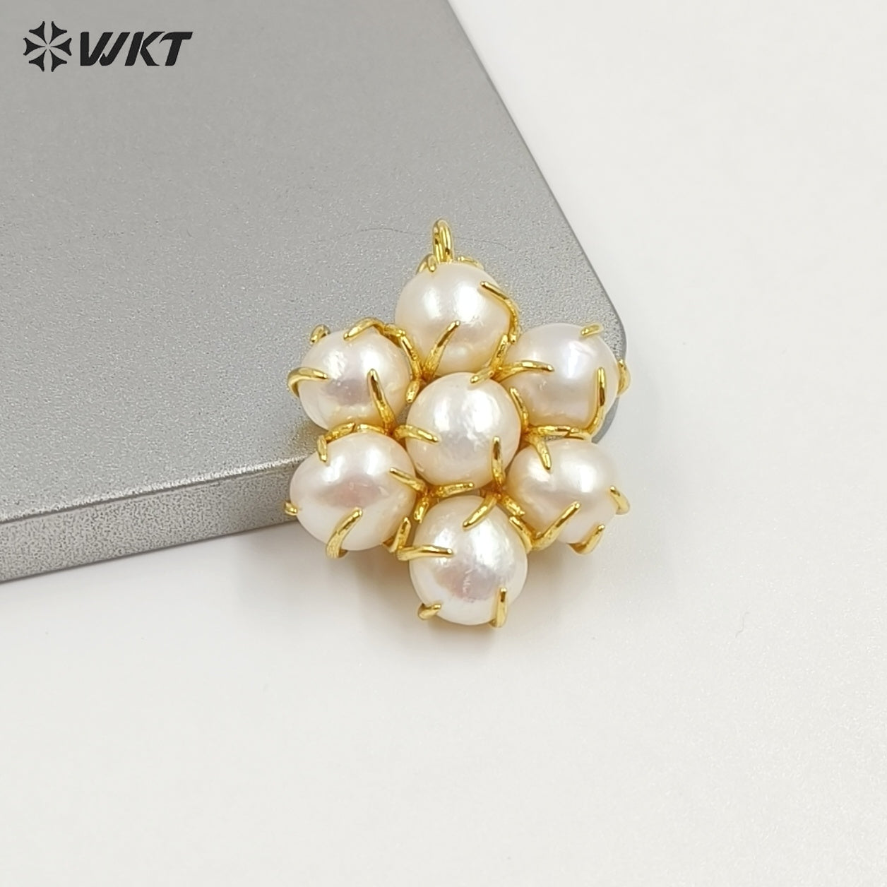 WT-JP489 Beautiful 18K Gold Plated Natural Freshwater Pearls Decorated Flower Shape Pendant For Female Necklaces Making
