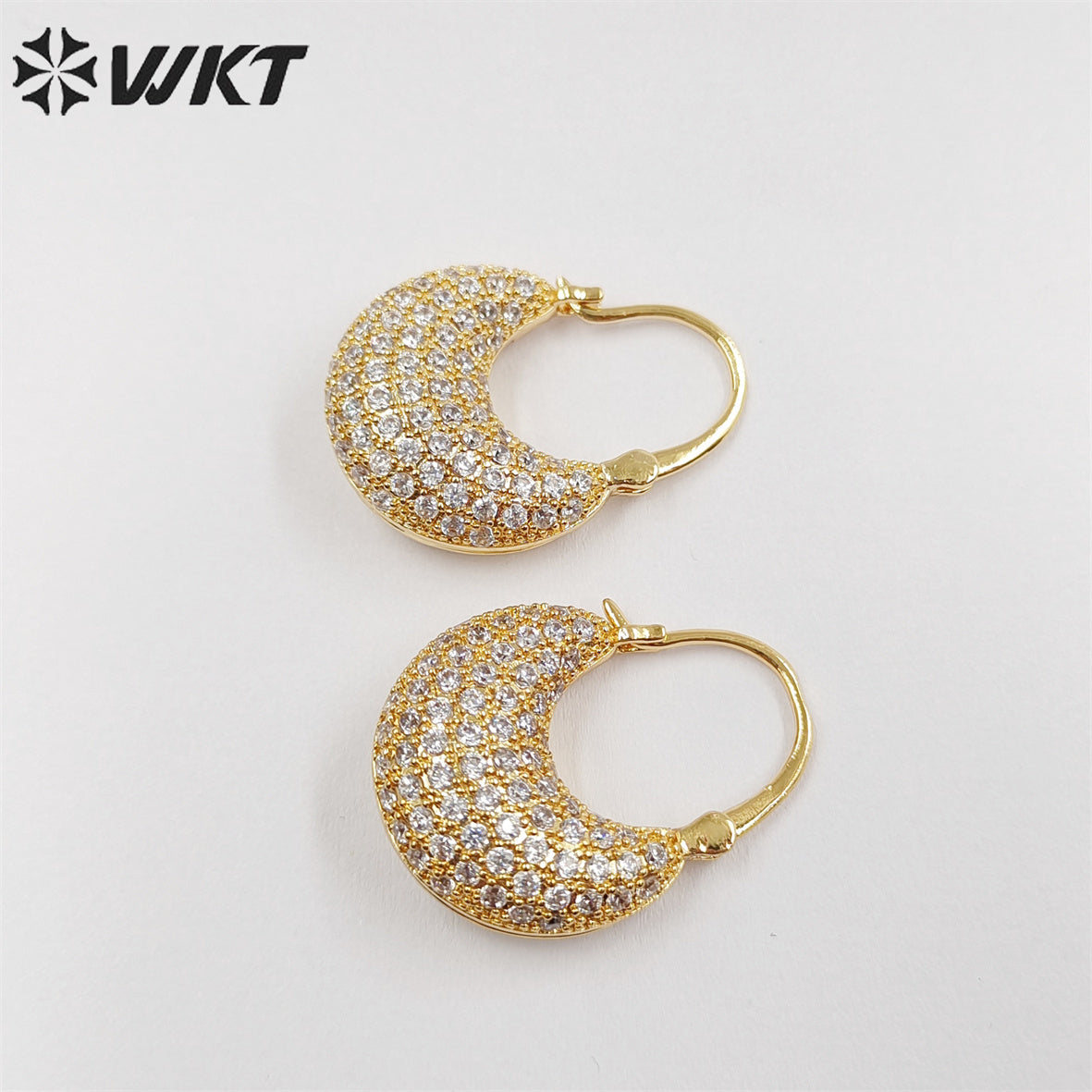 WT-ME086 Wholesale Newest Design Micropaved Cubic Zircon Setting Destiny Moon Shape Clasp Earrings Lady CZ Earrings