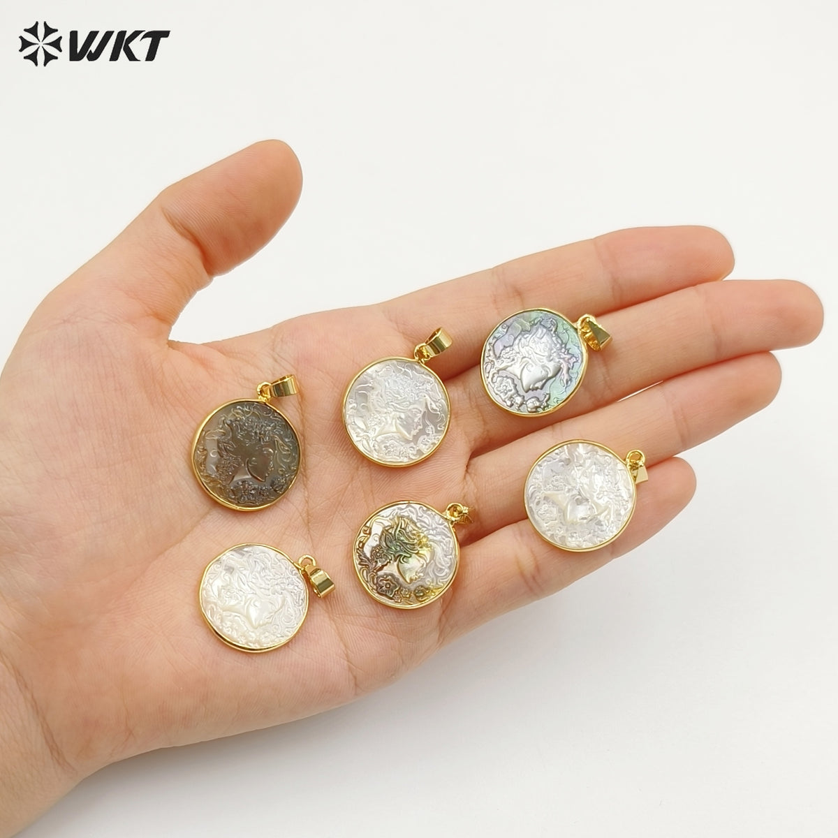 WT-JP418 Wholesale Fashion Gold Bezel Round Laser Carved Natural Shell Cameo Pendant for Necklace Design
