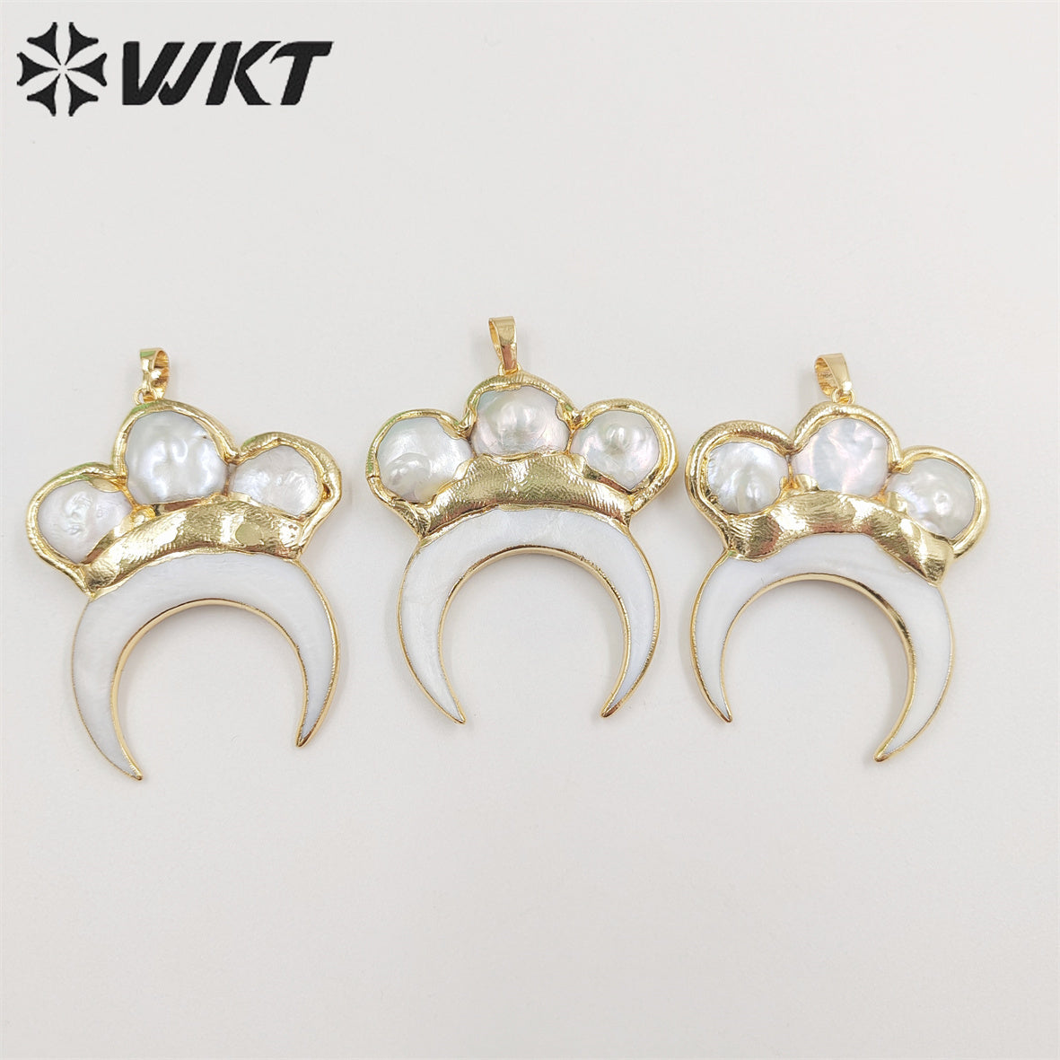 WT-MP254 Wholesale Fashion White Shell Crescent Horn Pendant with Triple Pearl Charm 18k Real Gold Plated Moon Pendant