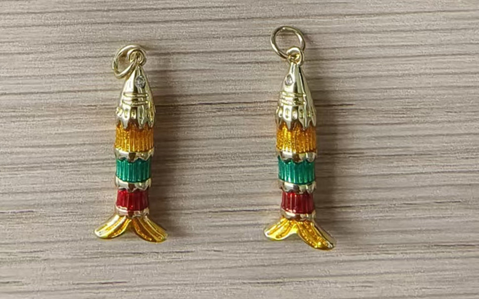 WT-MP322 High Quality Ocean Series Multi Designs Yellow Brass Gold Electroplated Metal Fish Shape Pendants As Jewelry Findings