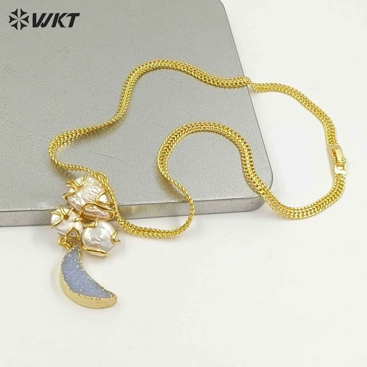 WT-JN399 Unique Design Gold Plated Natural Pearl Connect Moon Shape Stone Pendant Necklaces For Female Daily Decorative Jewelry