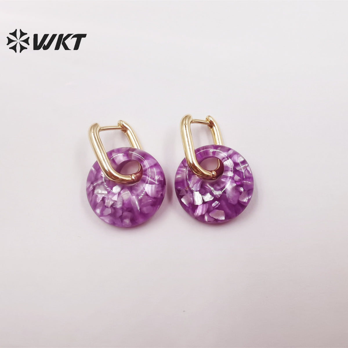 WT-MPE074 Women's Earring Gifts Adorable Petite Shell with Enamel Earrings Colorful Round Pendant 18k Real Gold Plated Earrings