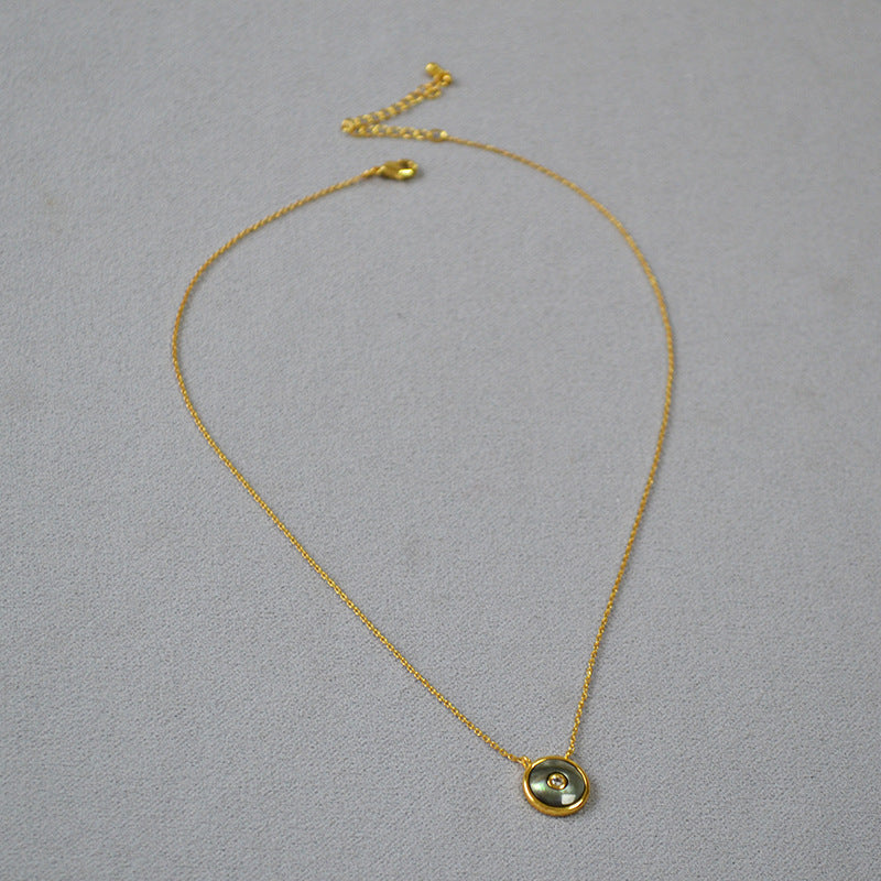 WT-JN254 Wholesale Vintage Style Brass Plating Fashion Light Luxury Mother Shell Button Round Label Necklace