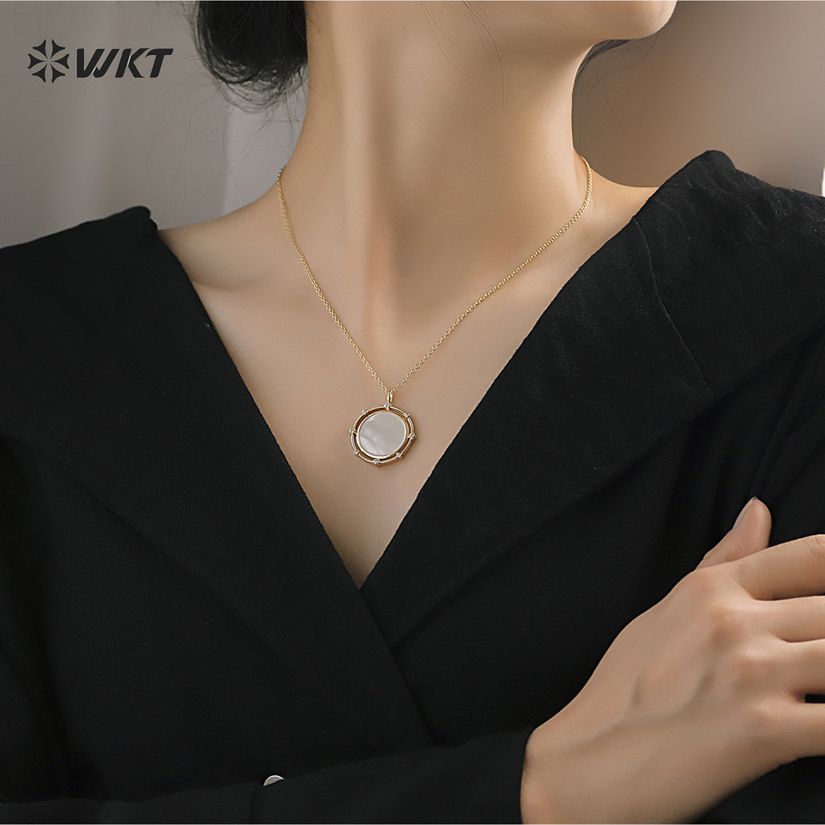 WT-MN999 Elegant and Simple Style Round Shape White Shell Zircon Paved in 18k Gold Plated for Girls Sweater Short Necklace