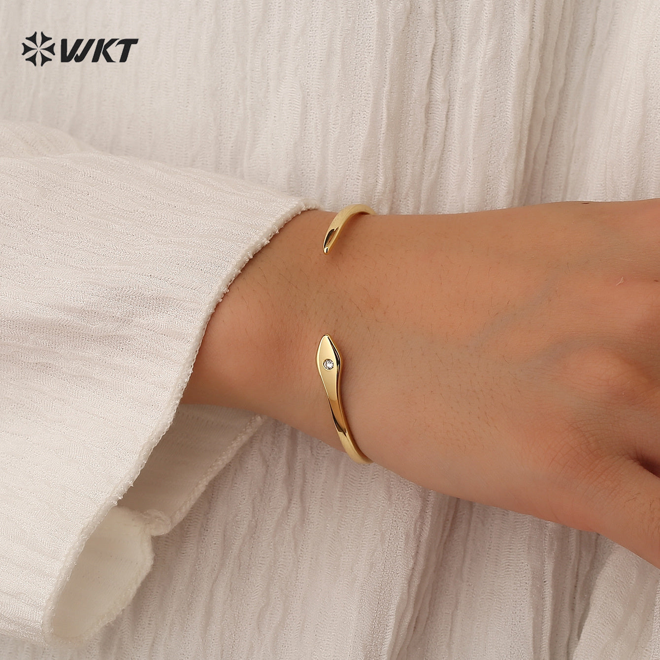WT-MB127 New Wholesale Fine Quality Yellow Brass and Zircon Paved Snake Shape Thin Cuff Bangle for Daily Jewelry Accessory