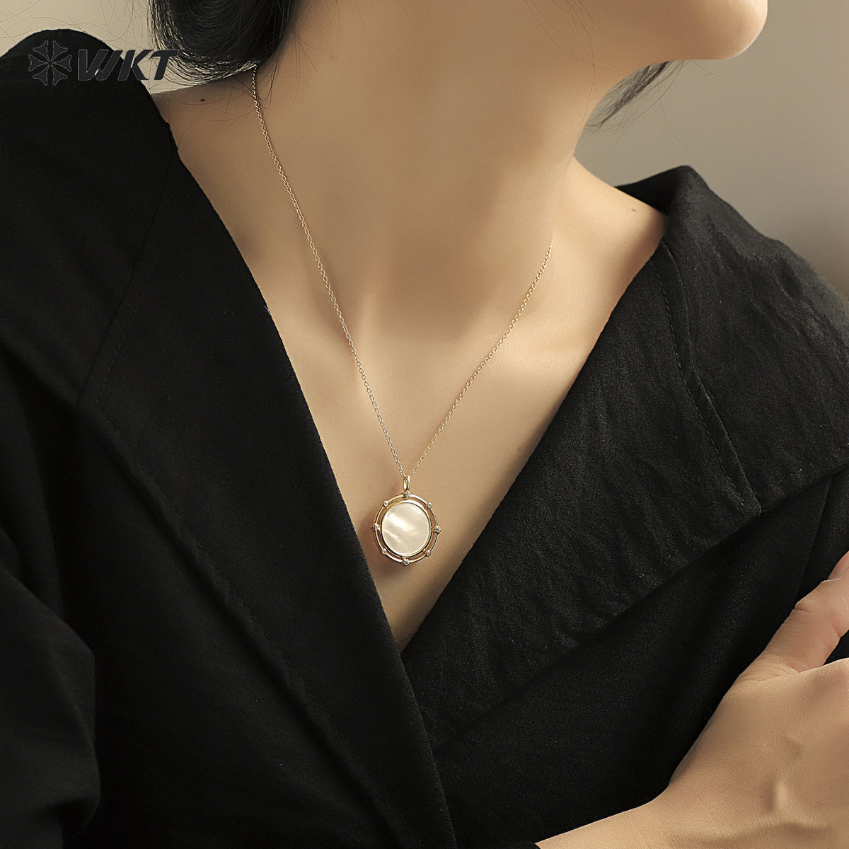WT-MN999 Elegant and Simple Style Round Shape White Shell Zircon Paved in 18k Gold Plated for Girls Sweater Short Necklace