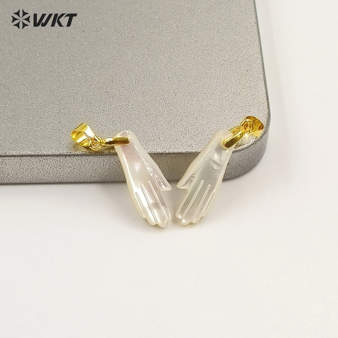 WT-JP502 Simple Classic Design Mother Of Pearl Carved Hand Shape Little Gold Pendant For Lovely Women Earrings Making