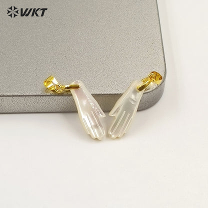 WT-JP502 Simple Classic Design Mother Of Pearl Carved Hand Shape Little Gold Pendant For Lovely Women Earrings Making