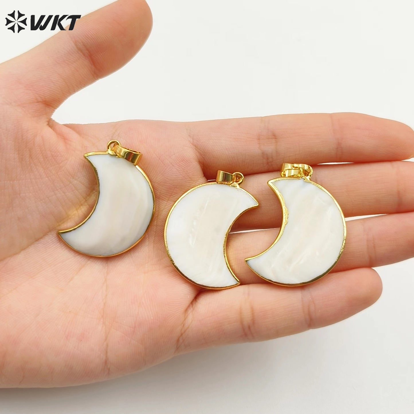 WT-P1137 New Arrival Wholesale High Quality Pure Pearl Moon Pendant with 18K Gold Chic Generous for Gift