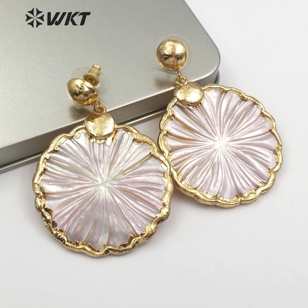 WT-E482 Vogue Design Sea Shell Earring Summer Wedding Jewelry With Carve in Petal Shape Gold Natural White Shell Earring