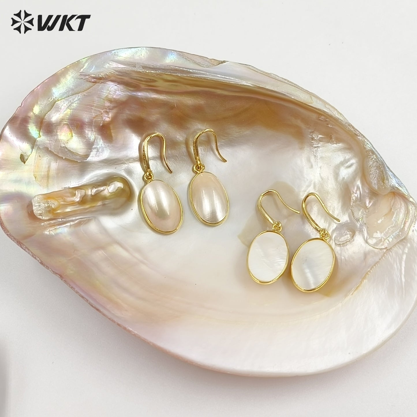 WT-MPE183 Trendy Elegant Gold Electroplated Oval Smooth Mabe Shell Women Earrings For Friend Good Quality Jewelry Gifts