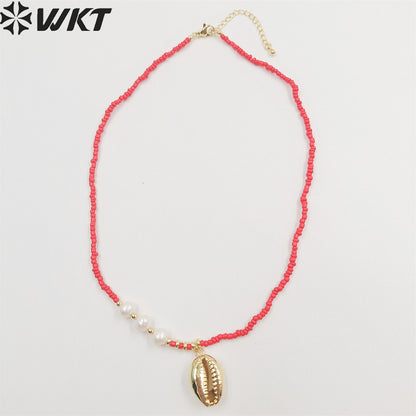 WT-JN211 Women Chic Vintage Summer Natural Sea Cowrie Necklace 2mm Tiny Ceramic Beads 16 Inch Long Conch Shell Charm Necklace