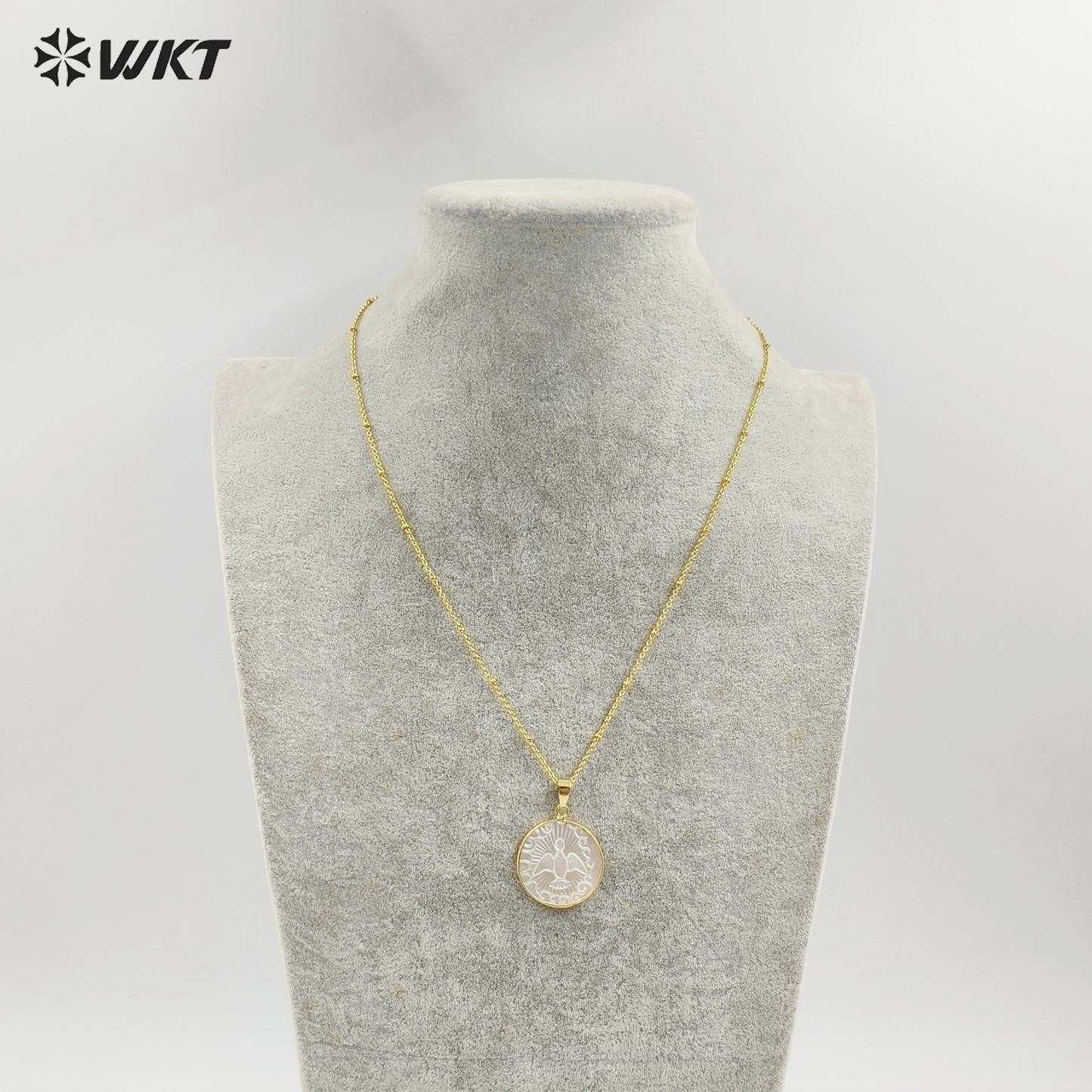 WT-JN316 Lovely Laser Made Natural Hand Carved Mother of Pearl Shell Christian Peace Bird Necklace