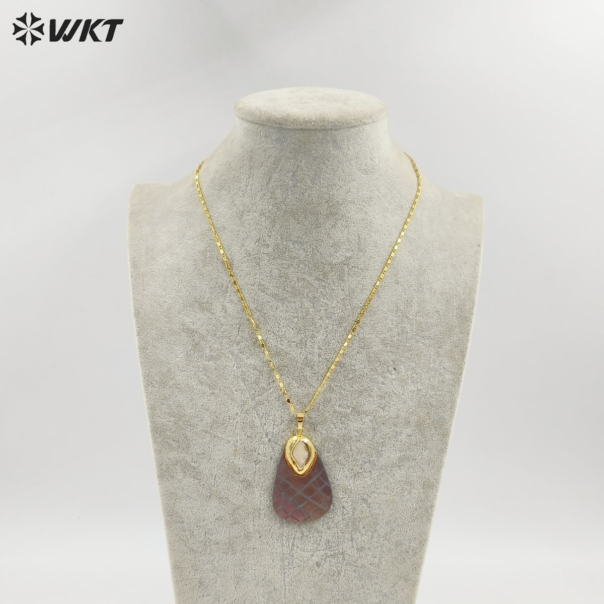 WT-JN307 Brand New Product Sweet and Lovely 18K Gold Plated Pineapple Shaped Pearl Shell Necklace for Ladies As Birthday Gift