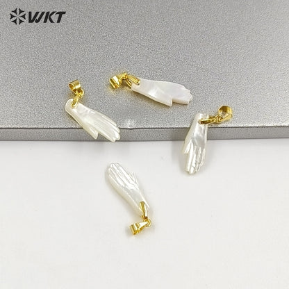 WT-JP502 Simple Classic Design Mother Of Pearl Carved Hand Shape Little Gold Pendant For Lovely Women Earrings Making