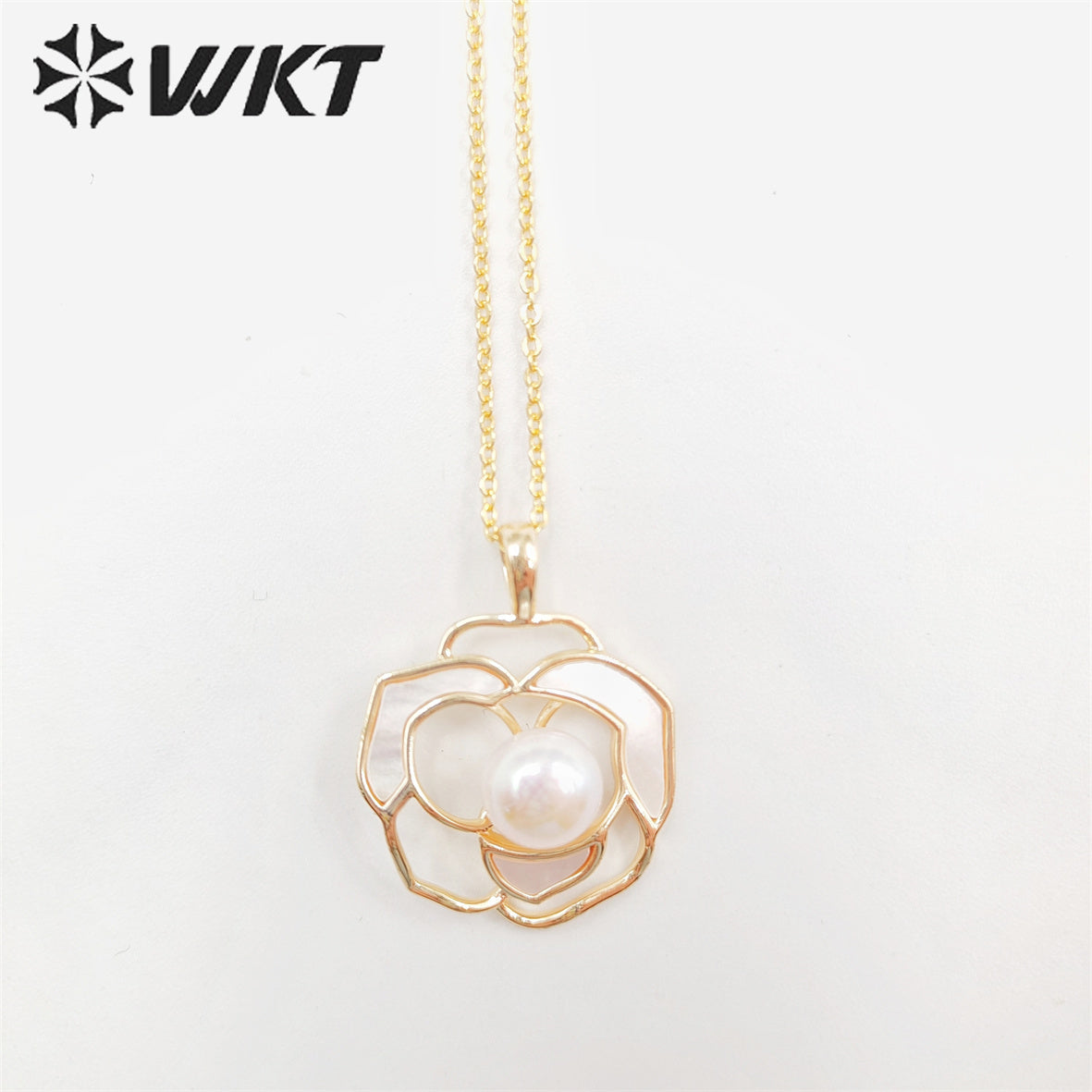 WT-JN215 WKT New Elegant Rose Flower MOP Made Pendant Necklace Natural Freshwater Pearl Flower Necklace for Girlfriend