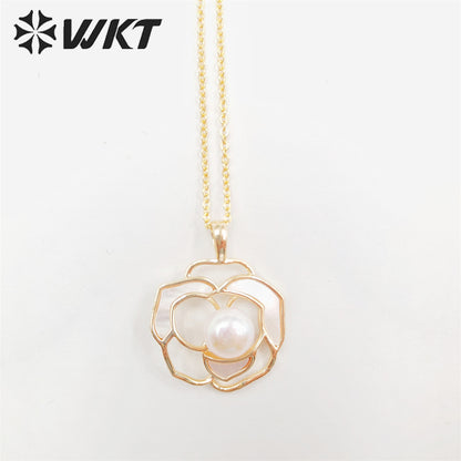 WT-JN215 WKT New Elegant Rose Flower MOP Made Pendant Necklace Natural Freshwater Pearl Flower Necklace for Girlfriend