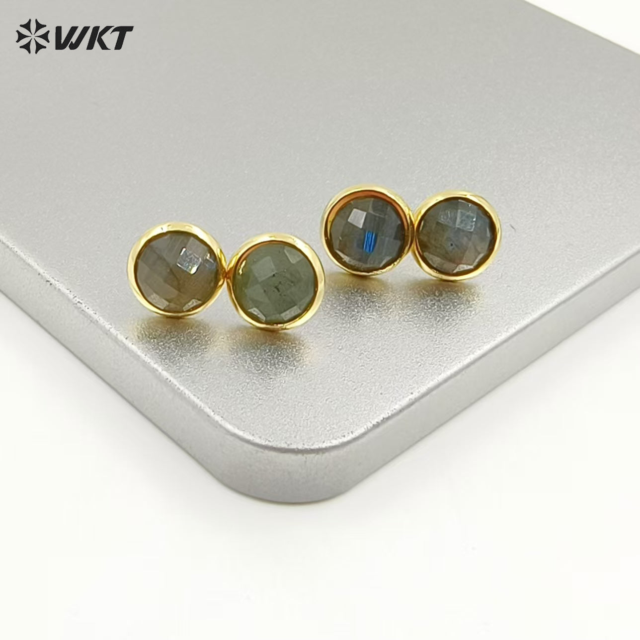WT-E188 Wholesale Natural Round Labradorite Studs, Fashion 18k Gold Plated Bezel Stone Labradorite Studs Earrings for Women