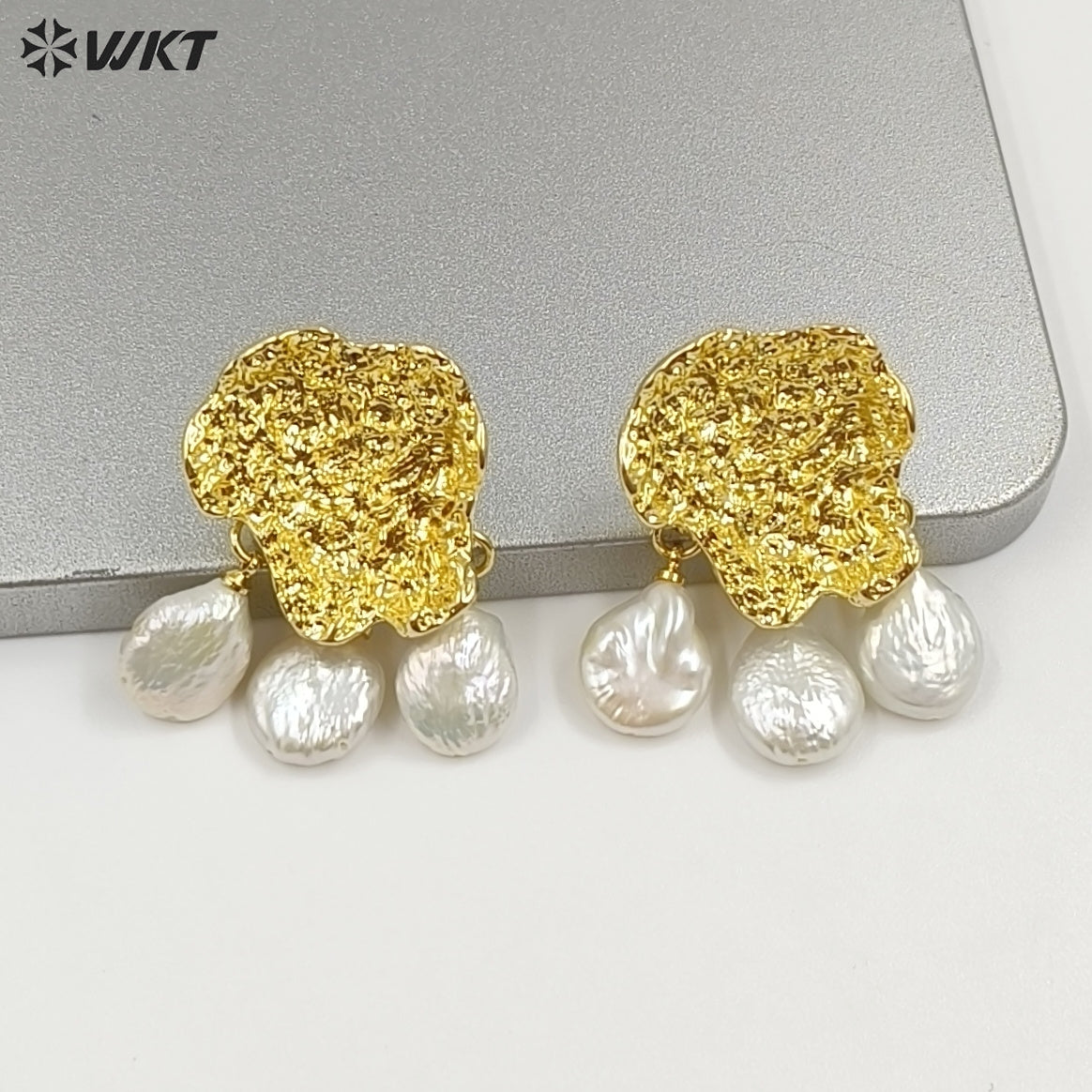 WT-MPE173 Delicate Gold Plated Metal And Natural Three Freshwater Pearls Flower Shape Drop Earrings For Lady Wedding Gift