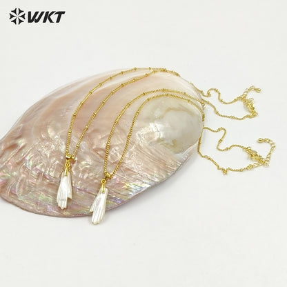 WT-JN395 Delicate Gold Thin Chain With Mother Of Pearl Hand Shape Little Pendant Necklace For Female Elegant Daliy Jewelry