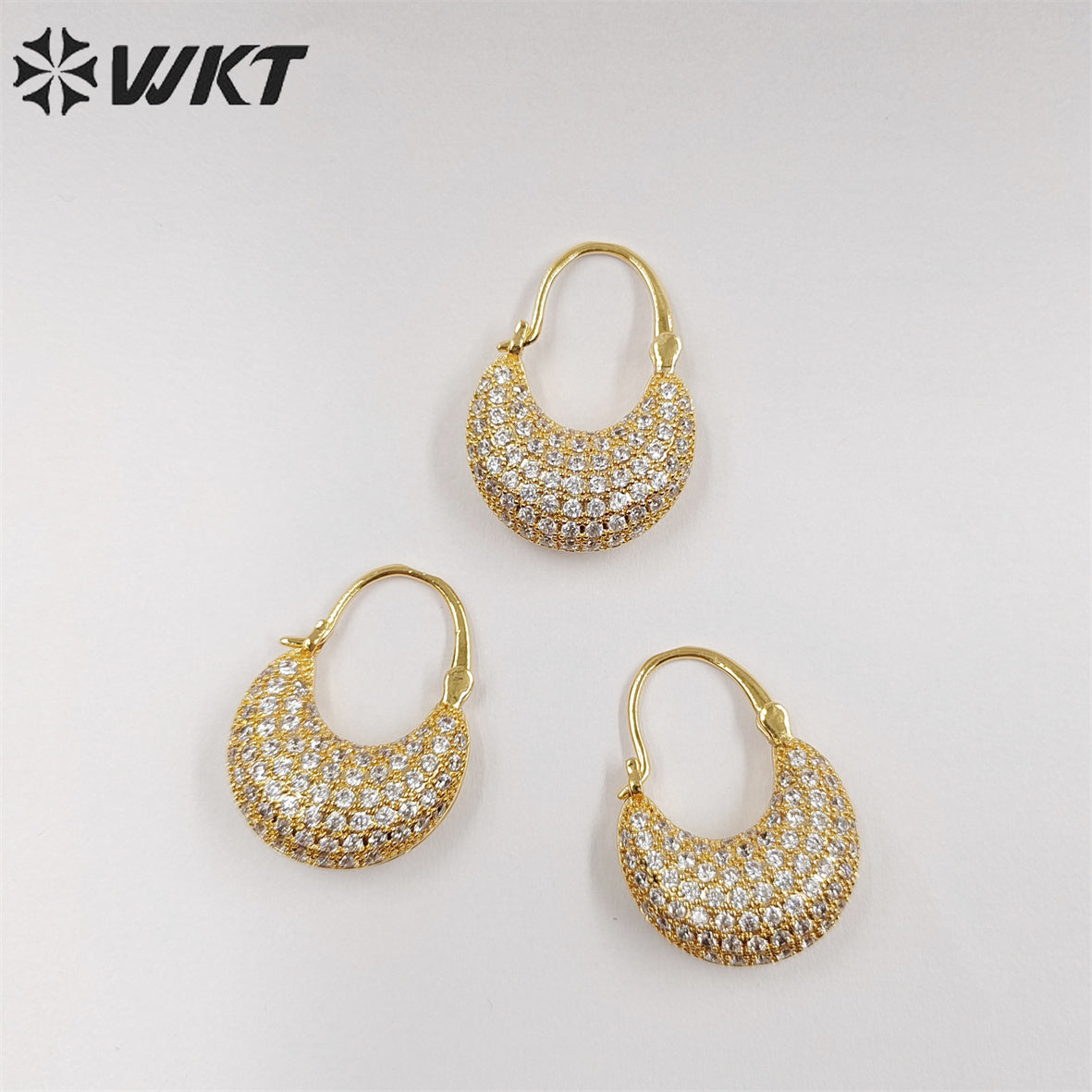 WT-ME086 Wholesale Newest Design Micropaved Cubic Zircon Setting Destiny Moon Shape Clasp Earrings Lady CZ Earrings