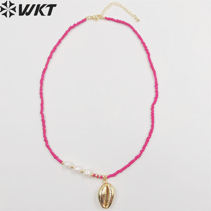 WT-JN211 Women Chic Vintage Summer Natural Sea Cowrie Necklace 2mm Tiny Ceramic Beads 16 Inch Long Conch Shell Charm Necklace