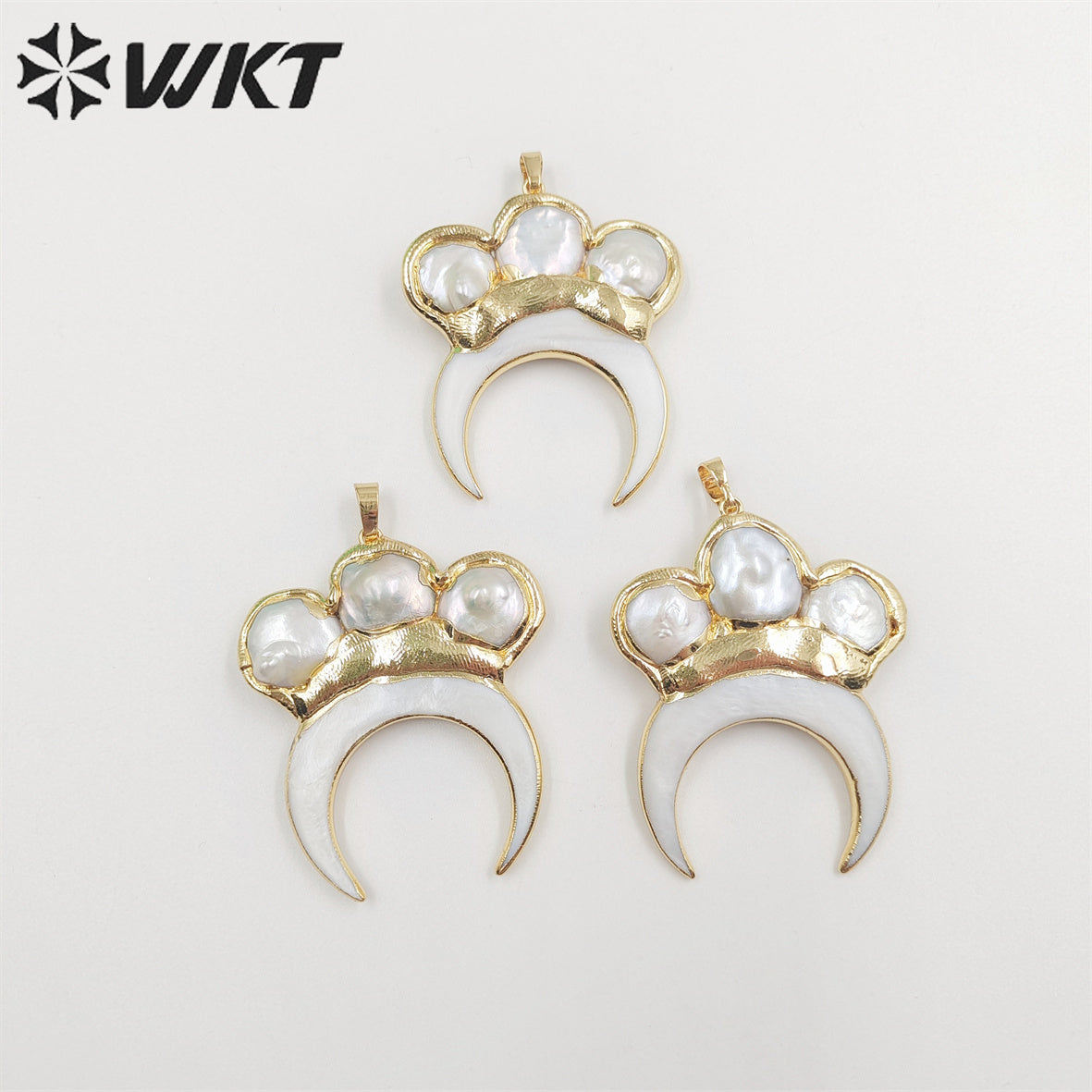 WT-MP254 Wholesale Fashion White Shell Crescent Horn Pendant with Triple Pearl Charm 18k Real Gold Plated Moon Pendant