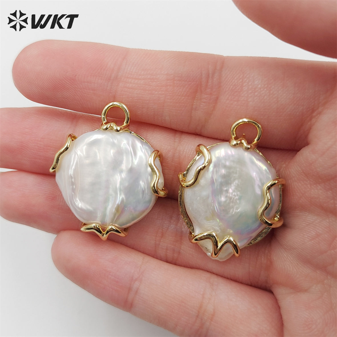 WT-JP335 Amazing Newest Irregular Natural Coin Shape Freshwater Pearl Pendants 18k Gold Plated Claw Setting Jewelry Pendants