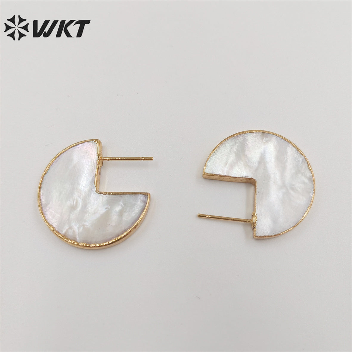WT-MPE077 Wholesale Gold Plated Natural MOP Shell Earring Women Crescent Horn Earring for Wedling or Office Style Earrings