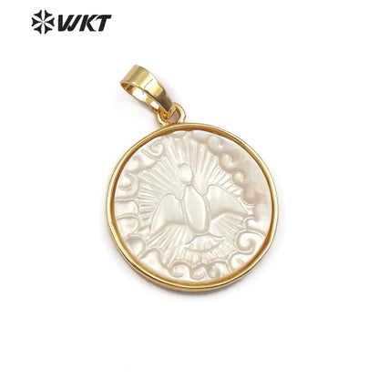 WT-JP091 Round Shape Gold Pendant With Bird Pattern in White Black Color Dainty Carved Shell Jewelry Natural Pearl Shell Pendant