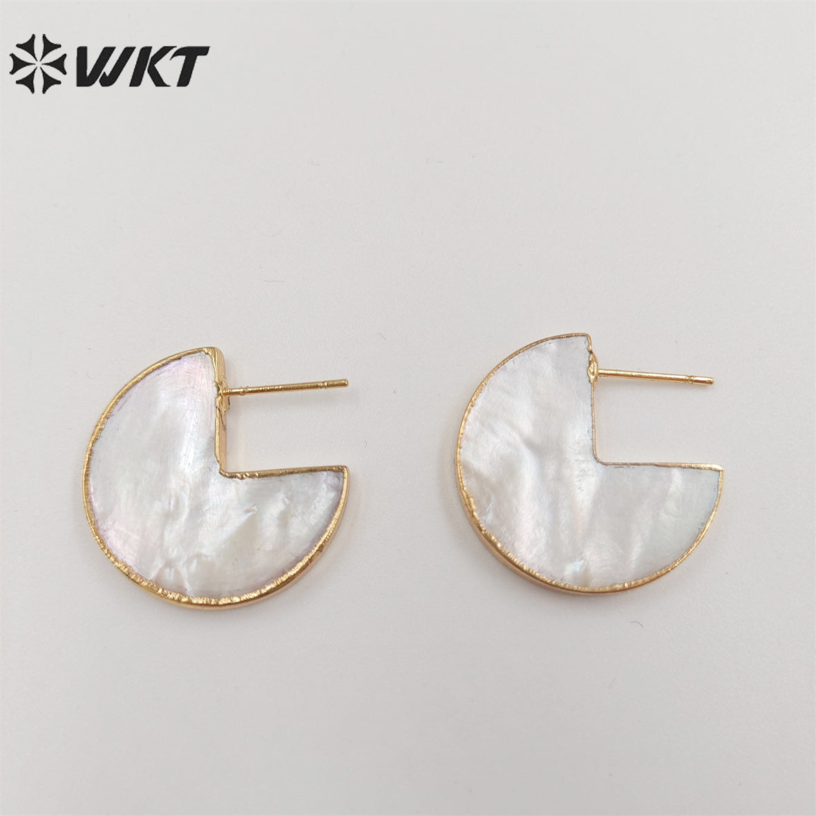 WT-MPE077 Wholesale Gold Plated Natural MOP Shell Earring Women Crescent Horn Earring for Wedling or Office Style Earrings