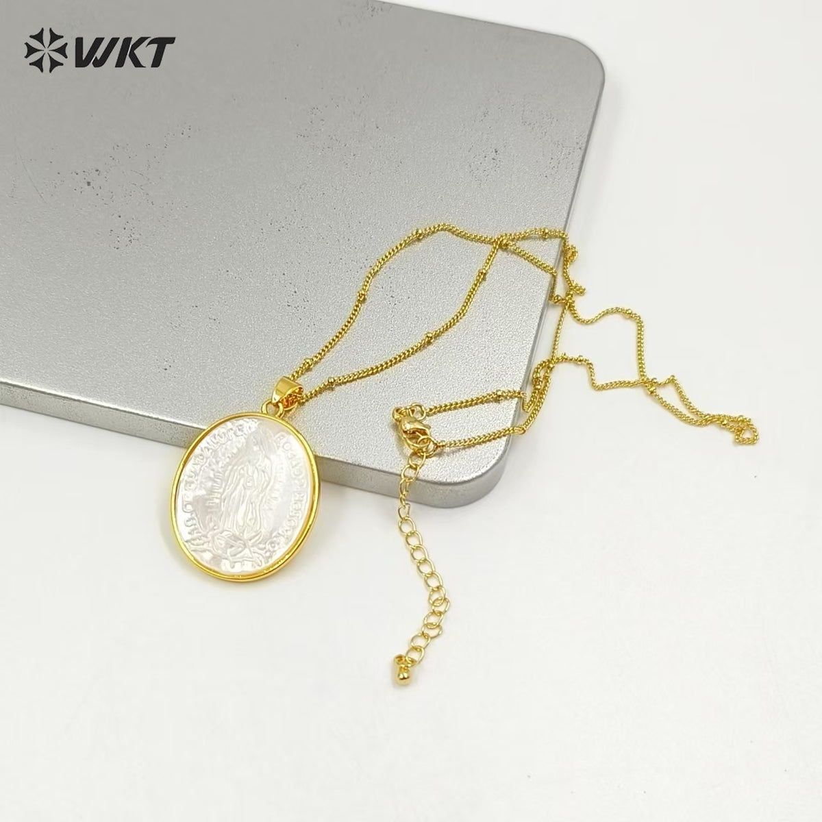 WT-JN022 Hot Sale Wholesale Religion Style Natural Shell Necklace Virgin Mary Pendant with Gold Color Plated Oval Shape Pendant