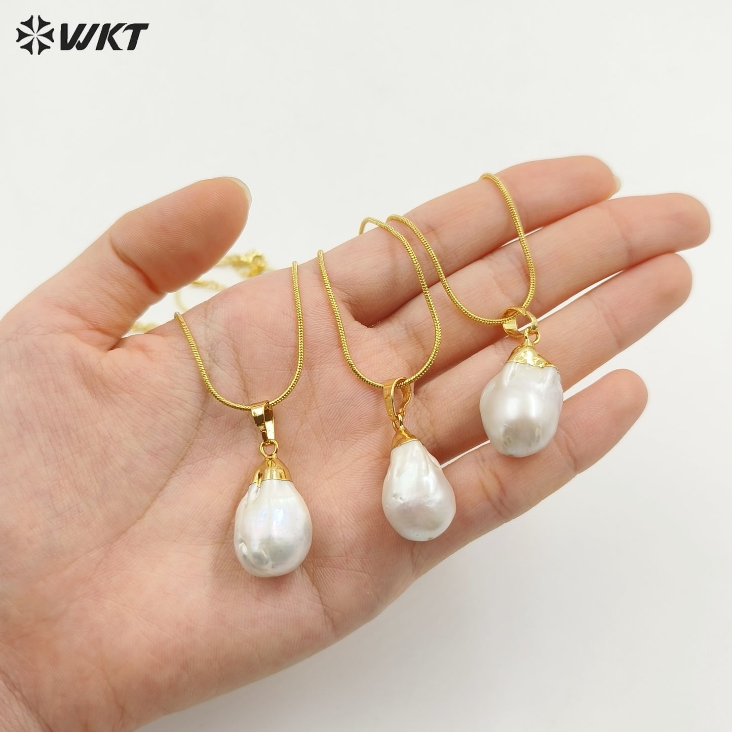 WT-N912 Elegant Natural Mother of Pearl Necklace , Charm 18k Real Gold Plated Cap Bail Pearl Necklace for Women