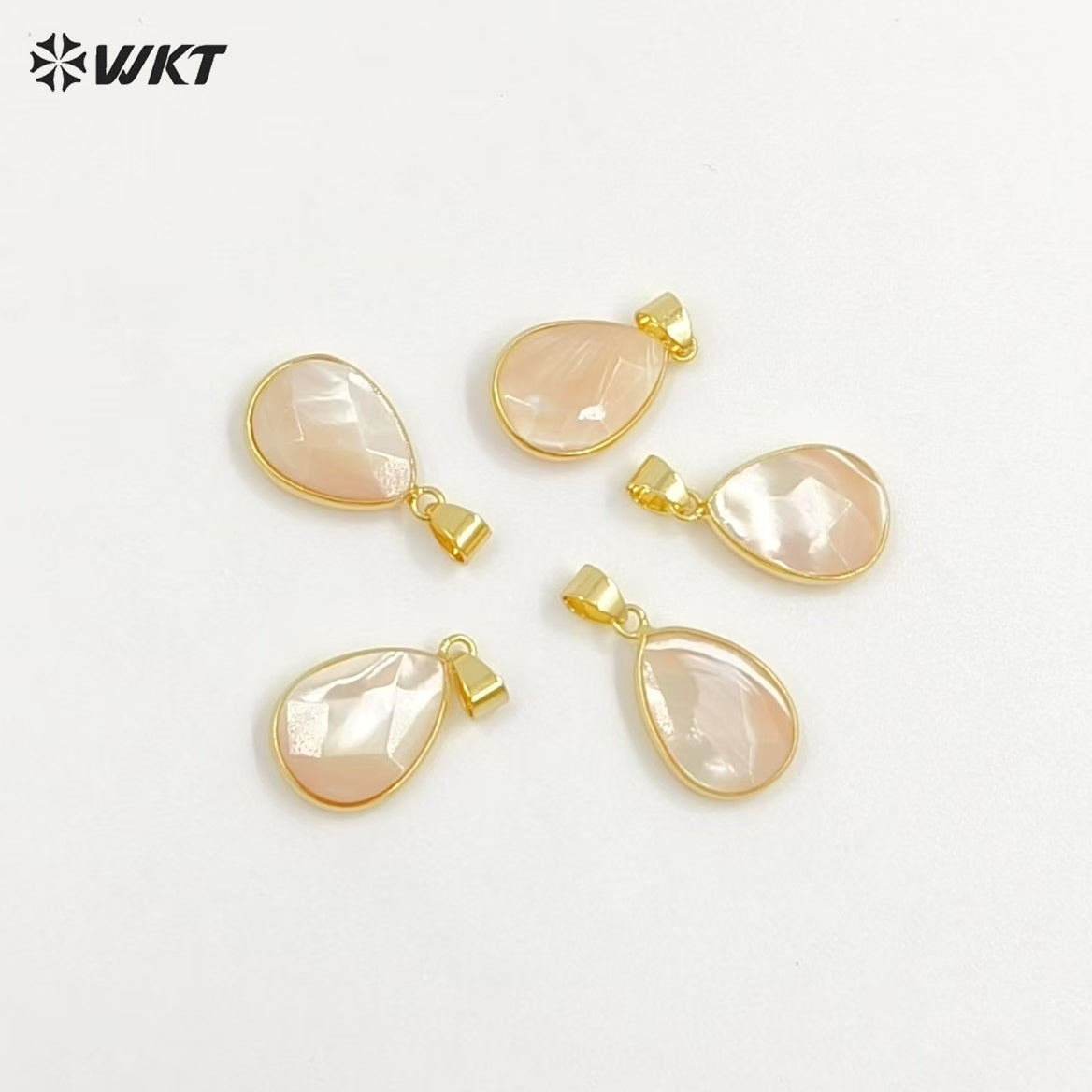 WT-JP182 Hot Sales Round Bezel Setting Shell Pendant 18k Gold Plated Stylish Women Charm Jewelry Natural Gold Shell Pendant